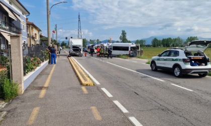 Scontro tra furgoni, circolazione interrotta in Viale Europa