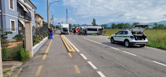 Scontro tra furgoni, circolazione interrotta in Viale Europa