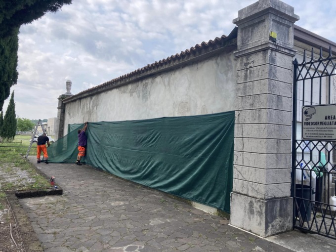 Scritte no vax a Gavardo, il sindaco: “Togliamo dai social le immagini delle scritte al nostro cimitero”