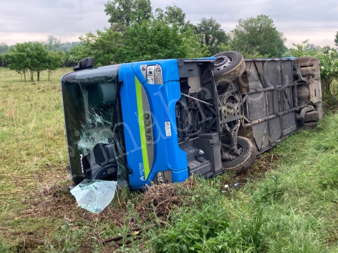 Pullman fuori strada: 12 persone finiscono in ospedale