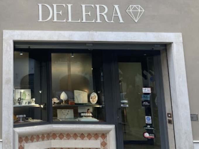 Tentarono di rapinare una gioielleria: arrestati due minorenni