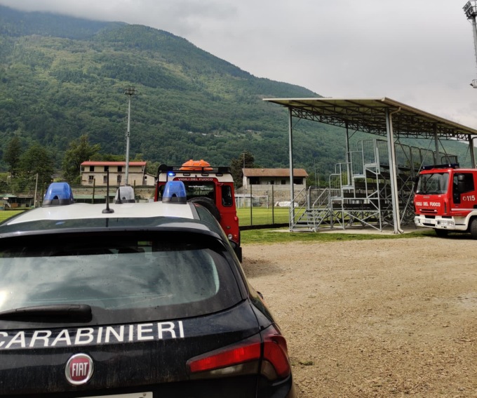 Sbatte contro il guard rail e finisce nel greto di un torrente: paura per una motocicilista