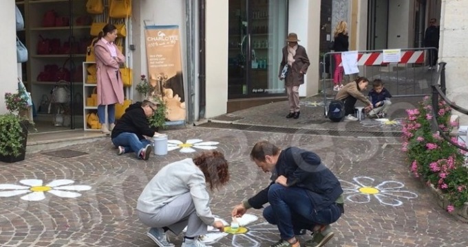 Giornata delle Margherite per far rifiorire via Fantoni