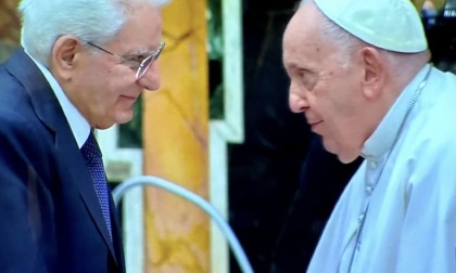 Premio Paolo VI: la consegna a Sergio Mattarella dalle mani di Papa Francesco