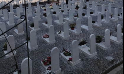 Scritte no vax sui muri del cimitero a Rezzato