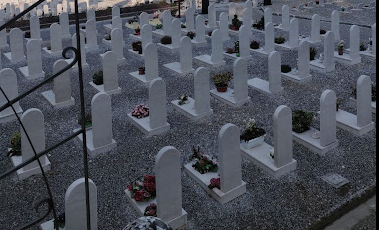 Scritte no vax sui muri del cimitero a Rezzato