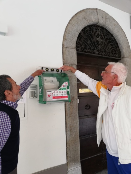 Posizionato in piazza il defibrillatore donato dalla Società operaia