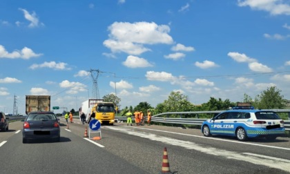 Scontro tra un mezzo pesante e un furgone: traffico in tilt sulla A35