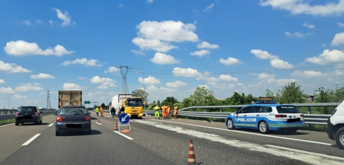 Scontro tra un mezzo pesante e un furgone: traffico in tilt sulla A35