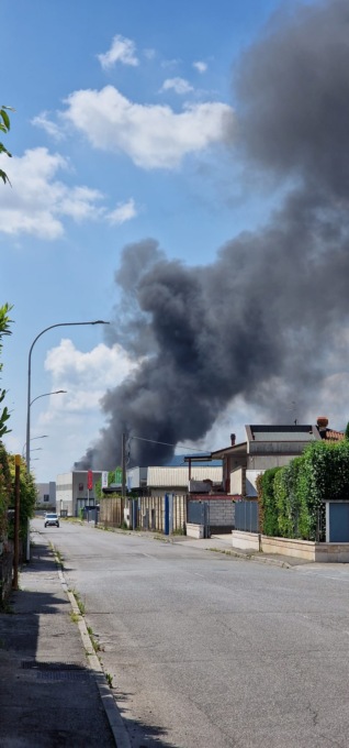 Paitone: a fuoco un capannone