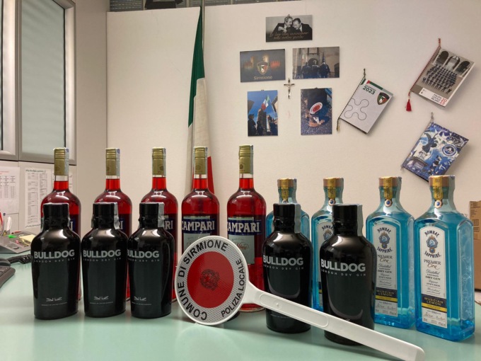 Ruba dal supermercato alcolici per oltre trecento euro: “Devo portarli ad una festa”