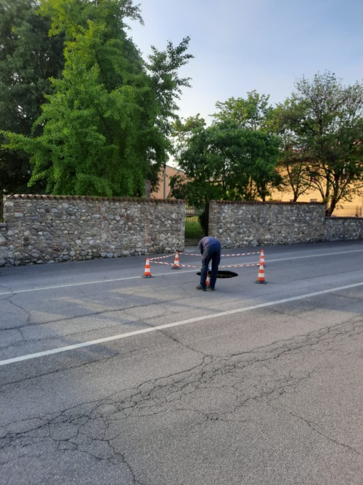 Cologne, cede l’asfalto e in strada si apre una piccola voragine