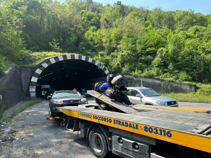 Scontro frontale auto-moto all’imbocco della galleria
