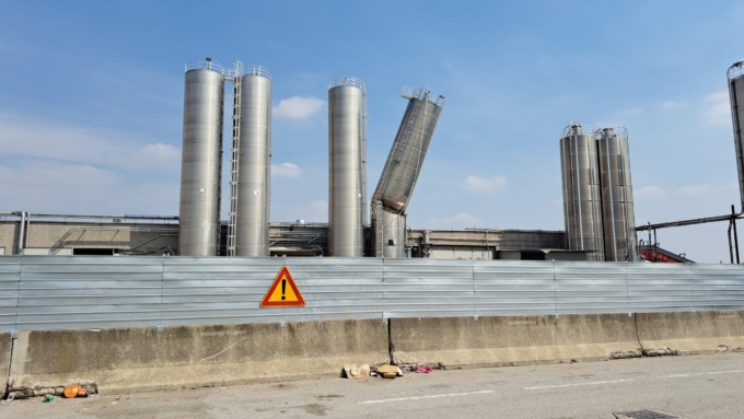 Incendio alla Forever Plast: fumo nero alto nel cielo