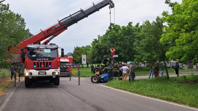 Si ribalta con il trattore, 30enne soccorso in eliambulanza