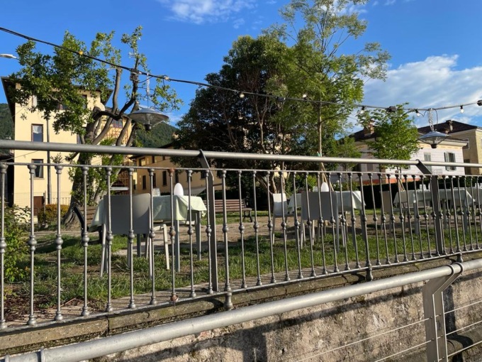 Tornano i tavolini nel parco vista lago anche se il Comune aveva detto “No”