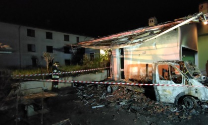 Camper prende fuoco: pompieri in azione nella notte