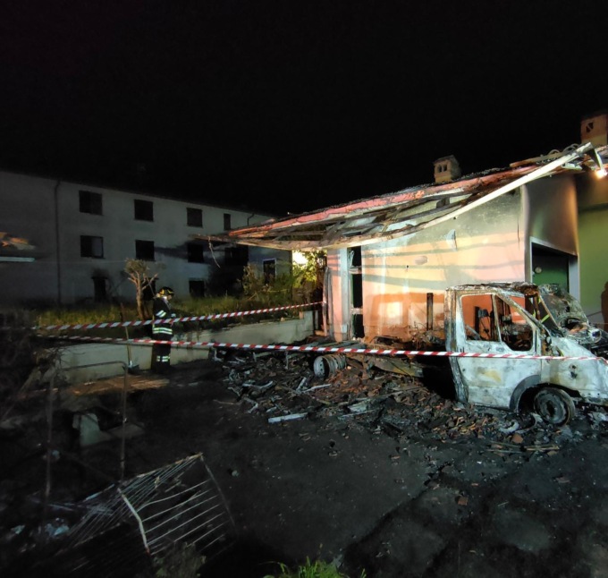 Camper prende fuoco: pompieri in azione nella notte