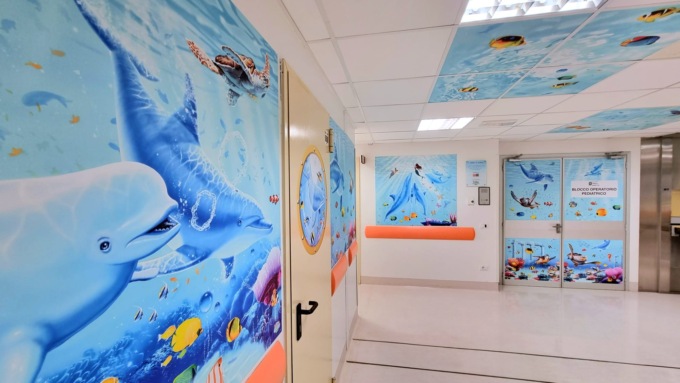 “Il mare di Isabel”: la sala d’attesa della chirurgia pediatrica diventa un luminoso fondale marino