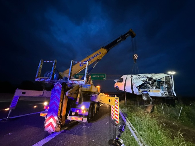 Incidente mortale nella notte in A4: muore un 55enne