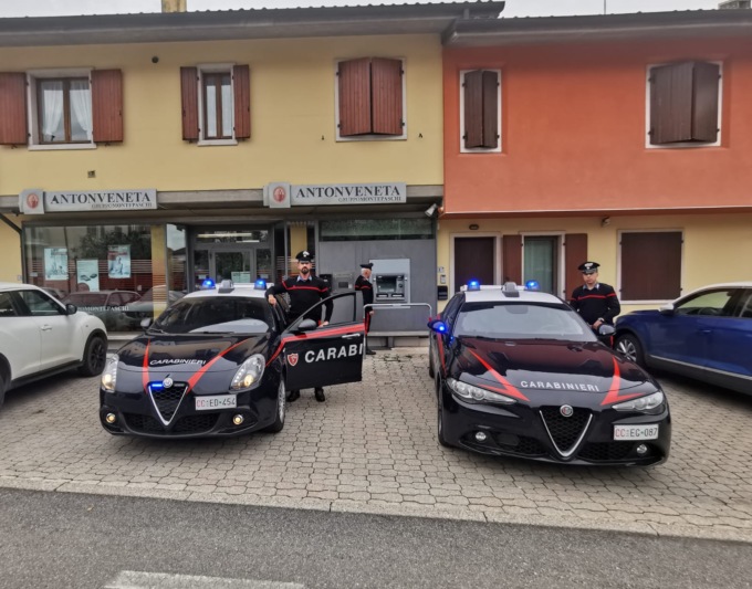 Sfondano il Bancomat con un escavatore: in manette due pluripregiudicati bresciani