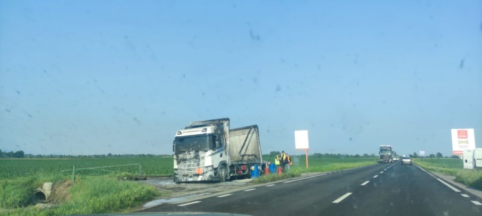 Camion prende fuoco sulla Strada Provinciale 668 a San Paolo