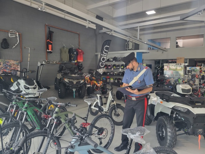 Rubano e-bike per quasi 50mila euro, un furgone usato come ariete