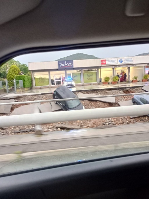 Frana il parcheggio e con esso le auto