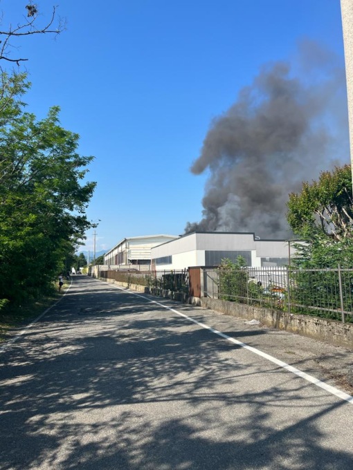 Incendio nel capannone della Metal Trend a Palazzolo sull’Oglio
