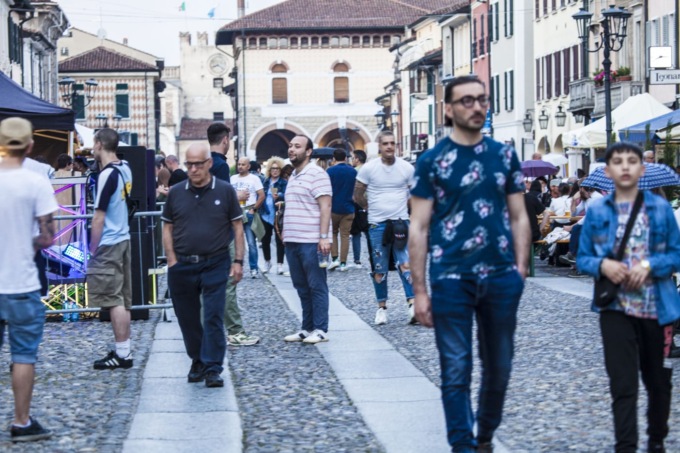 Il centro di Orzinuovi si accende con Babele Open Market