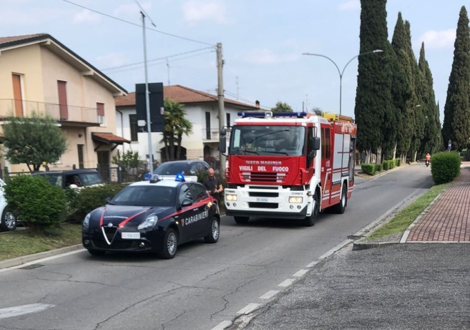 Intrappolato nell’auto in fiamme, paura a Rovato
