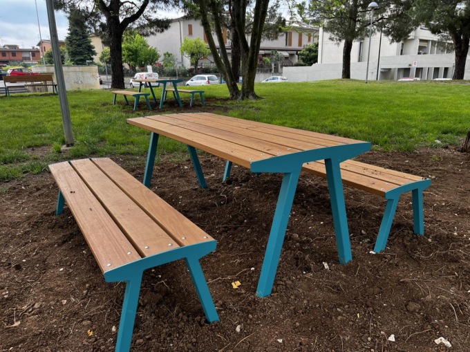 Nuove panchine e tavoli nei parchi del comune