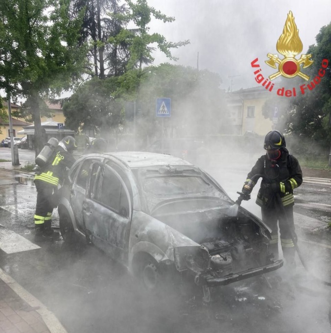 Auto in fiamme a Gavardo