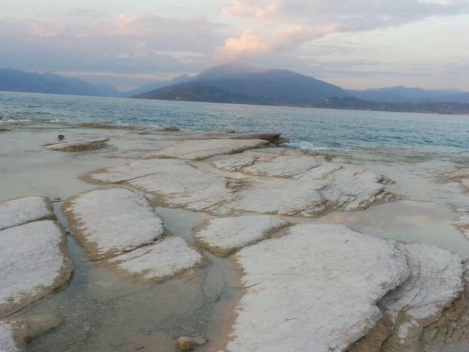 Si tuffa nel lago e non riemerge: grave un turista 24enne