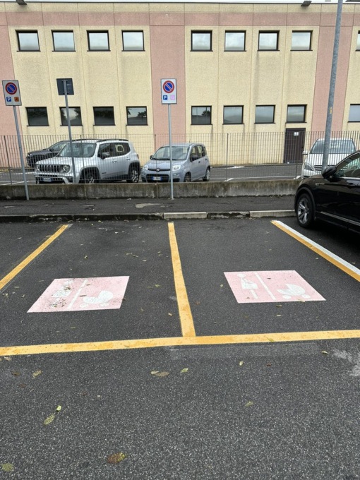 Sono arrivati i parcheggi rosa a prova di bimbi