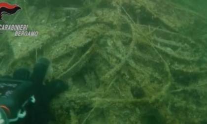 “Montagna” di gomma nel lago: al va la mappatura del fondale