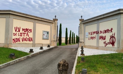 Cimitero imbrattato da scritte no vax