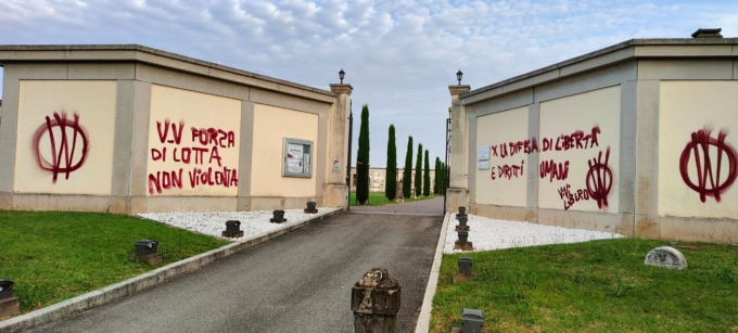 Cimitero imbrattato da scritte no vax