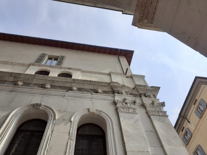 Brescia: si stacca un pezzo di cornicione da Palazzo Loggia