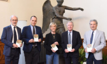 "Le sfide della sostenibilità", consegnato il libro alla sindaca Castelletti