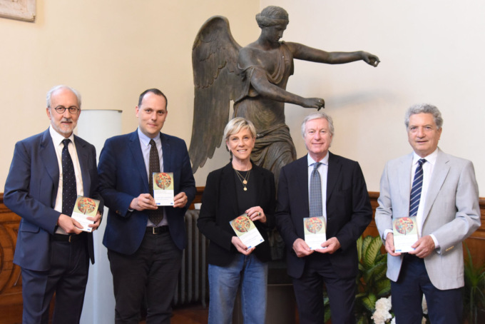 “Le sfide della sostenibilità”, consegnato il libro alla sindaca Castelletti