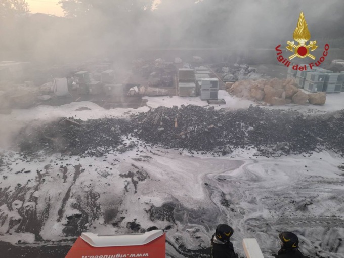 Devastante incendio in un deposito, il Comune invita a chiudere le finestre