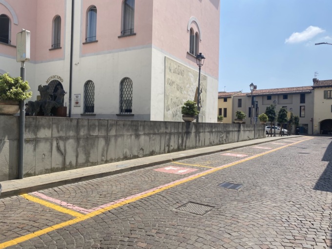 La città si colora coi parcheggi rosa