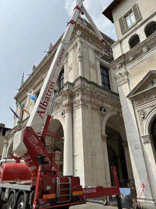 Palazzo Loggia: l’intervento dopo il distacco di un pezzo di cornicione