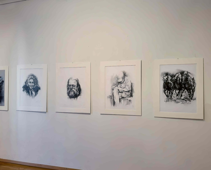 “La maturità nello sguardo” arriva in Domitys: l’anima di ritratti e paesaggi dipinti a carboncino