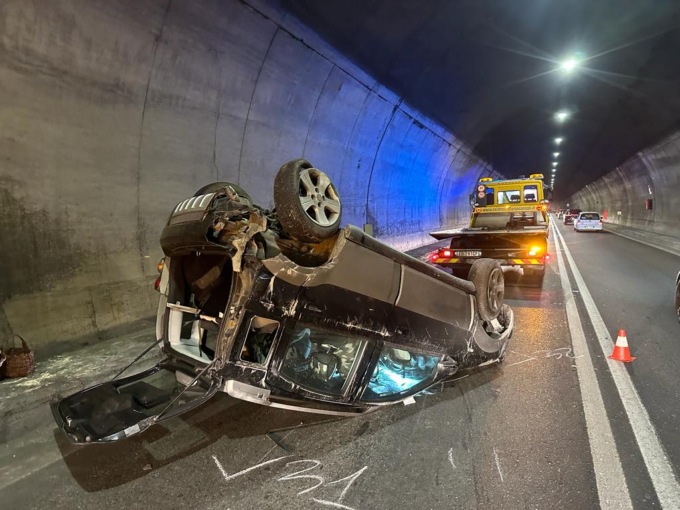 Incidente in galleria a Iseo, un’auto si ribalta