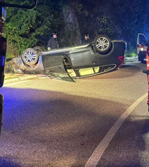 Auto finisce ruote all’aria, paura nelle prime ore del mattino