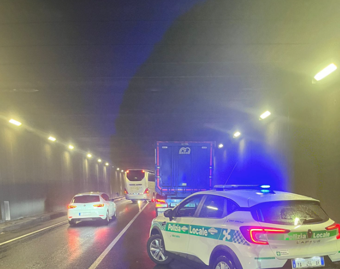 Tir in panne sulla tangenziale, disagi sul traffico