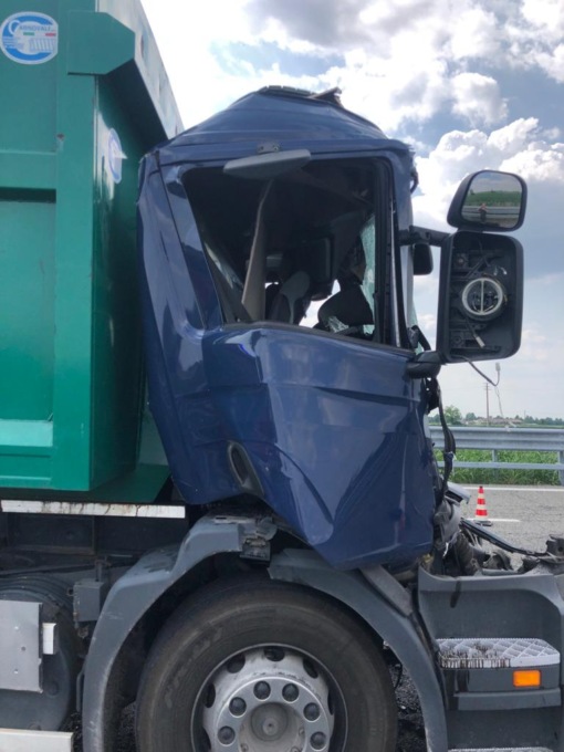 Violento impatto tra due mezzi pesanti, traffico in tilt