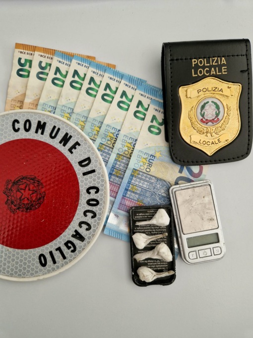 Nell’appartamento occupato droga e coltelli, ritrovata anche una 35enne scomparsa